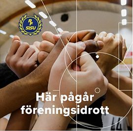 Fotomontage: Två kvinnor sitter i en studio med poddutrusning, mikrofoner. Röd färg runt fotot på kvinnorna. Texten: Här pågår föreningsidrott i vitt. 